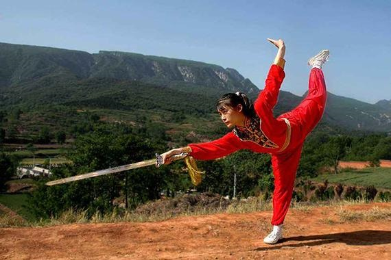 小龙武校影视班适合7—13周岁之间的孩子，系我校的高端班级，有专门的生活老师照顾，有人洗衣服。